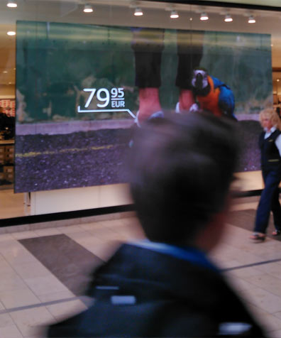 LED-Screen Grossbildfläche im Innenbereich einer Shoppingmall / Einkaufsgalerie